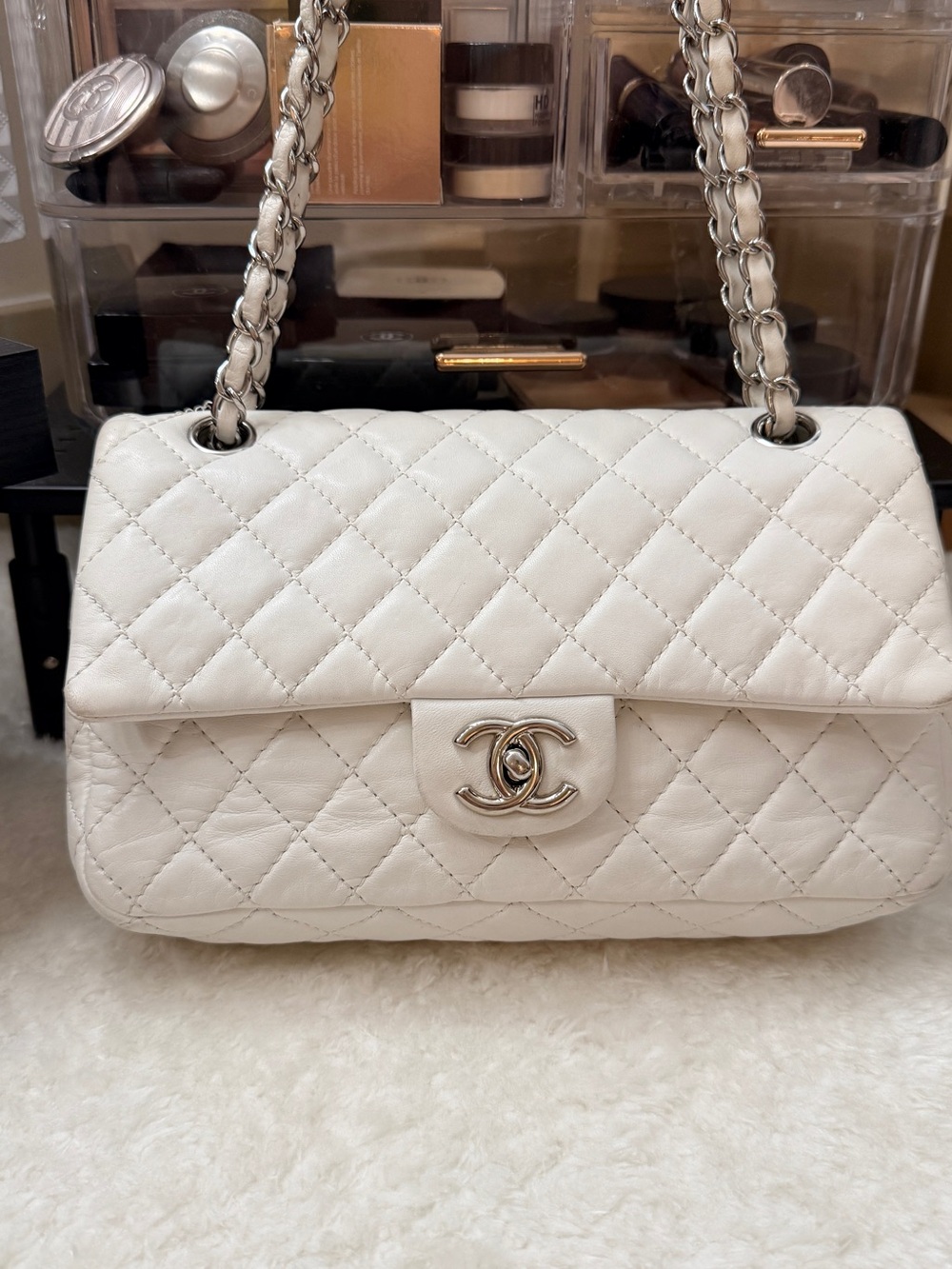 CHANEL White Quilted Leather Shoulder Bag with Silver-Tone Hardware
